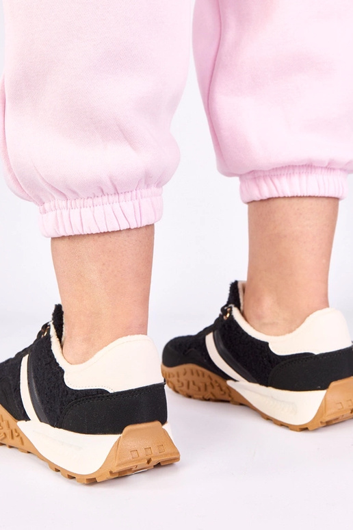 Melni sporta apavi silti ar kažokādu...