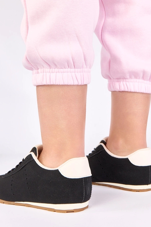 Melni sporta apavi ar baltu akcentu...