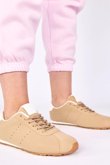 Smilšu krāsas sporta apavi...