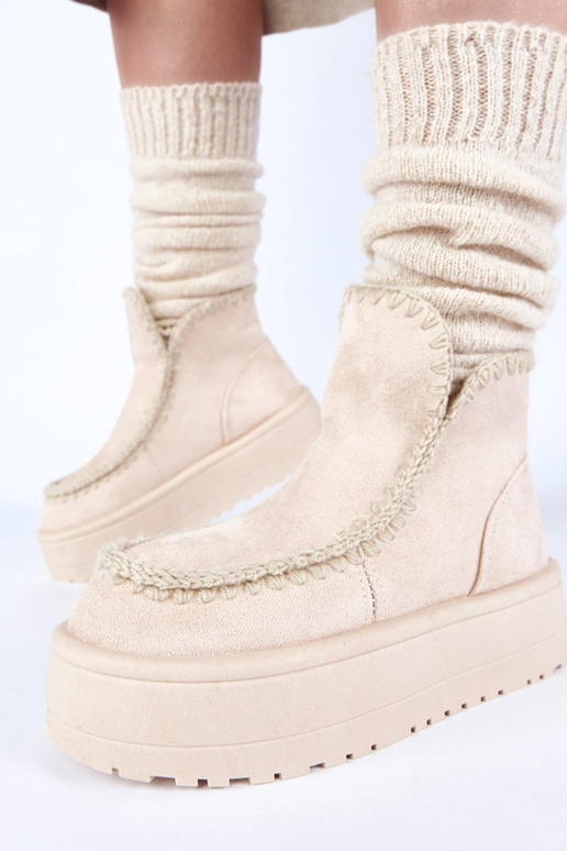 Gaiši smilšu krāsas sniega zābaki uz...