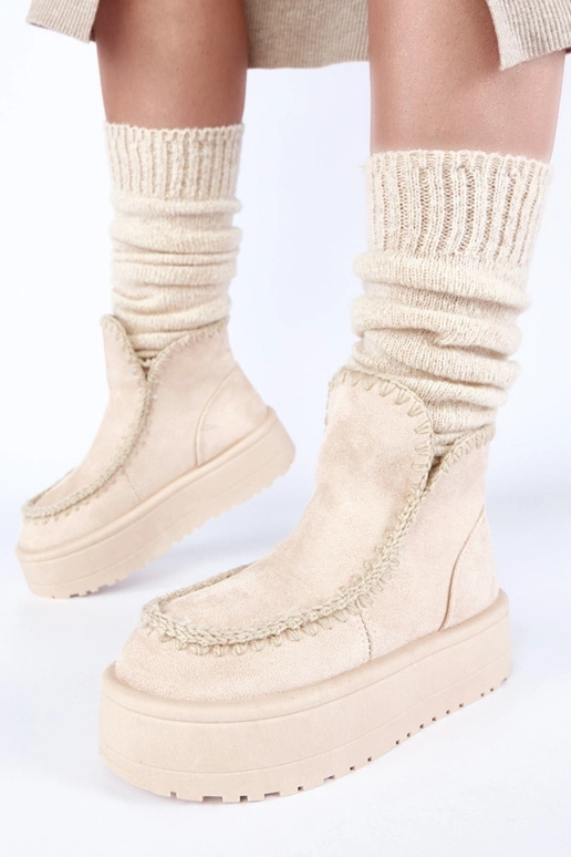 Gaiši smilšu krāsas sniega zābaki uz...