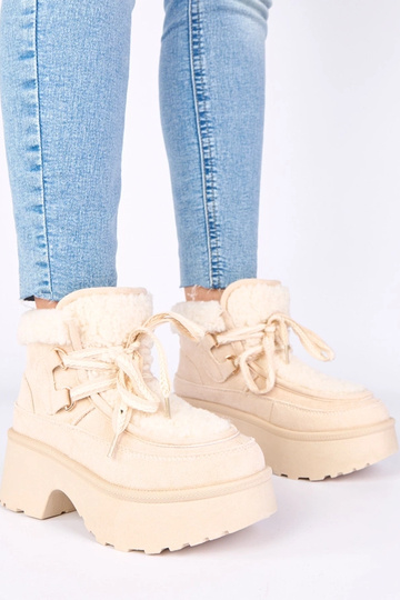 Smilšu krāsas sniega zābaki...