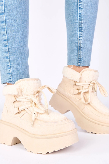 Smilšu krāsas sniega zābaki... 2