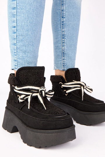 Melni sniega zābaki ar...