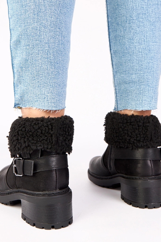 Melni zābaki uz papēža ar atlocāmu...