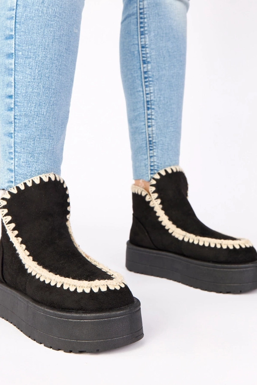 Melni sniega zābaki uz platformas ar...