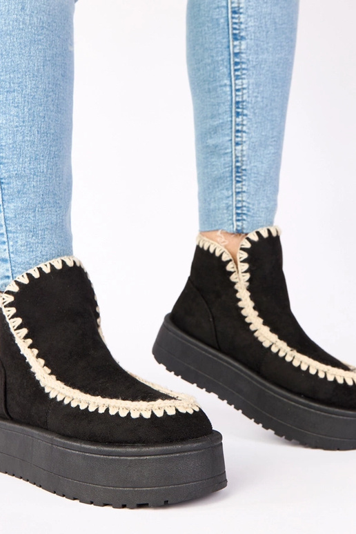 Melni sniega zābaki uz platformas ar...