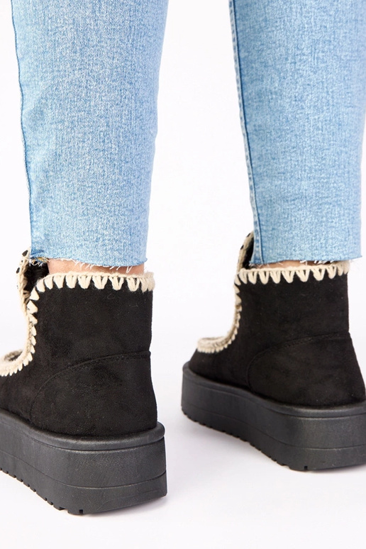 Melni sniega zābaki uz platformas ar...