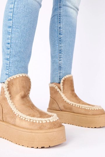 Tumši smilškrāsas sniega...