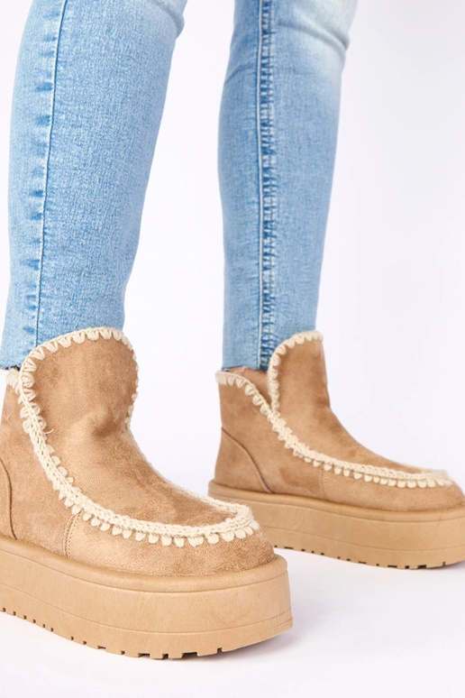 Tumši smilškrāsas sniega zābaki uz...