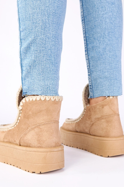 Tumši smilškrāsas sniega zābaki uz...