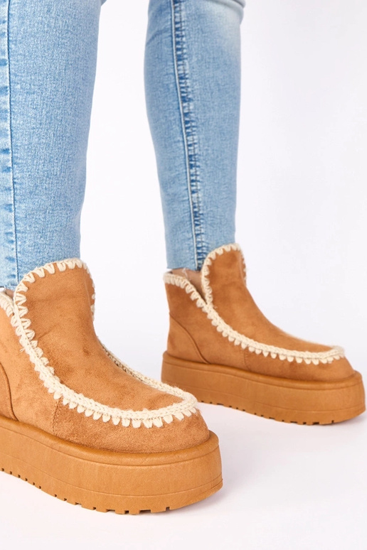 Brūni sniega zābaki uz platformas ar...