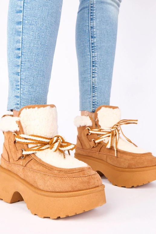 Brūni sniega zābaki ar kažokādi uz...