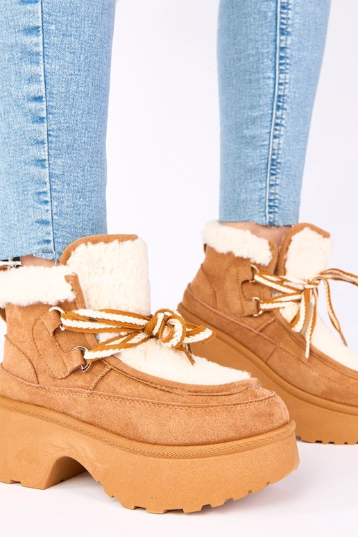 Brūni sniega zābaki ar kažokādi uz...