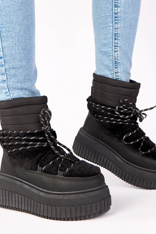 Melni sniega zābaki uz platformas ar...