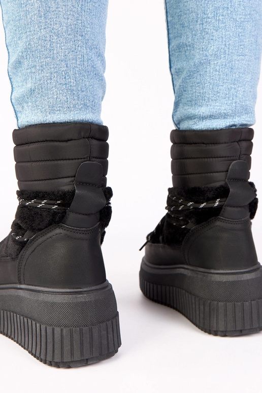 Melni sniega zābaki uz platformas ar...