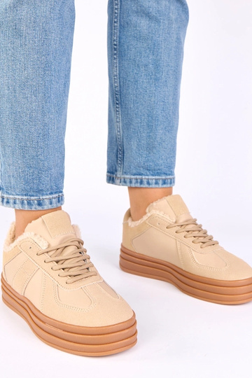 Smilšu krāsas sporta apavi...