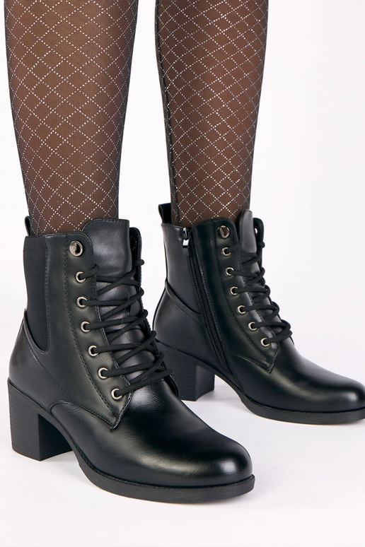 Melnas zābaciņas uz stabiņa ar...