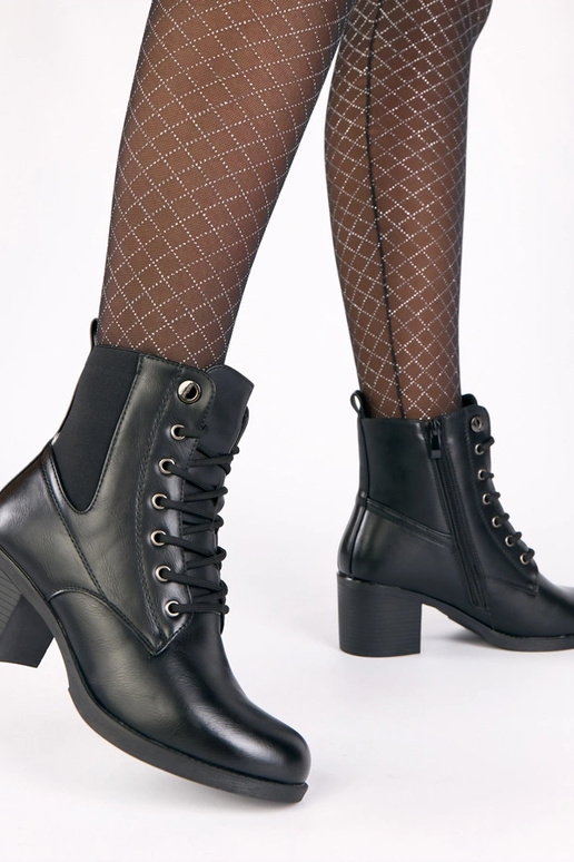 Melnas zābaciņas uz stabiņa ar...