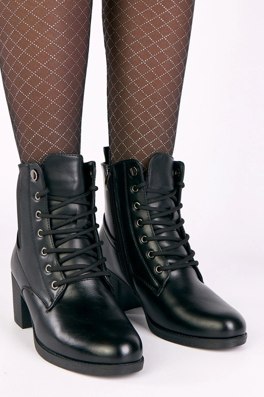 Melnas zābaciņas uz stabiņa ar...