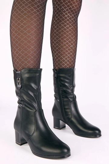 Melnas sildāmās zābaciņas...