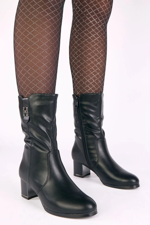 Melnas sildāmās zābaciņas uz stabiņa...