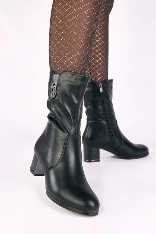 Melnas sildāmās zābaciņas uz stabiņa...