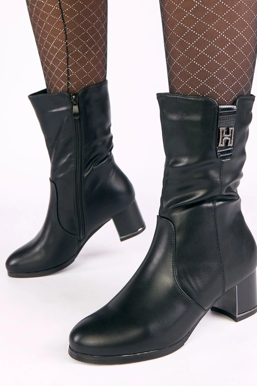 Melnas sildāmās zābaciņas uz stabiņa...