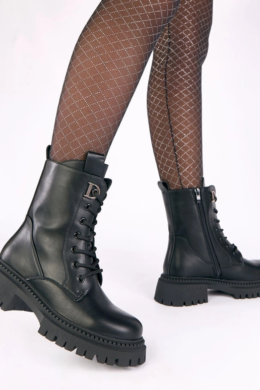 Melnas zābaciņas uz platformas ar...