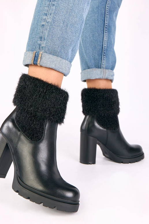 Melnas zābaki ar papēdi un dekorētu...