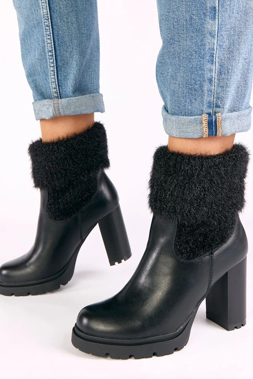 Melnas zābaki ar papēdi un dekorētu...