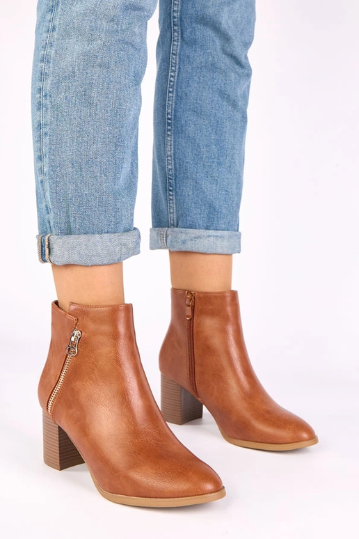 Brūni klasiskie zābaki ar dekoratīvu...