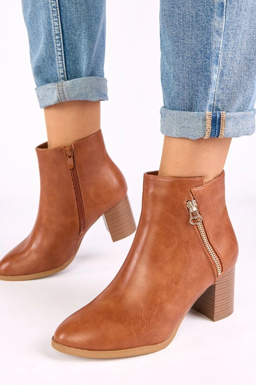 Brūni klasiskie zābaki ar dekoratīvu...