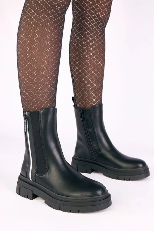 Melnas platformu zābaki ar dekoratīvu...