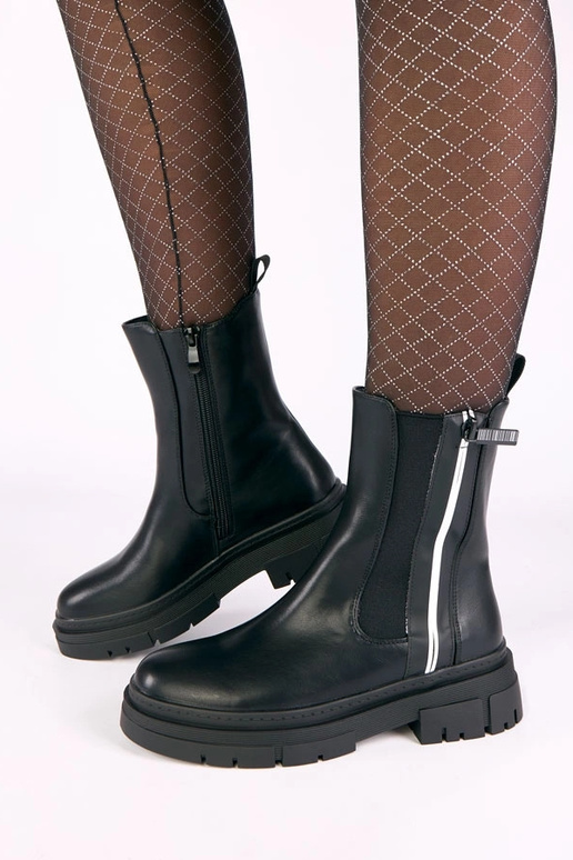 Melnas platformu zābaki ar dekoratīvu...