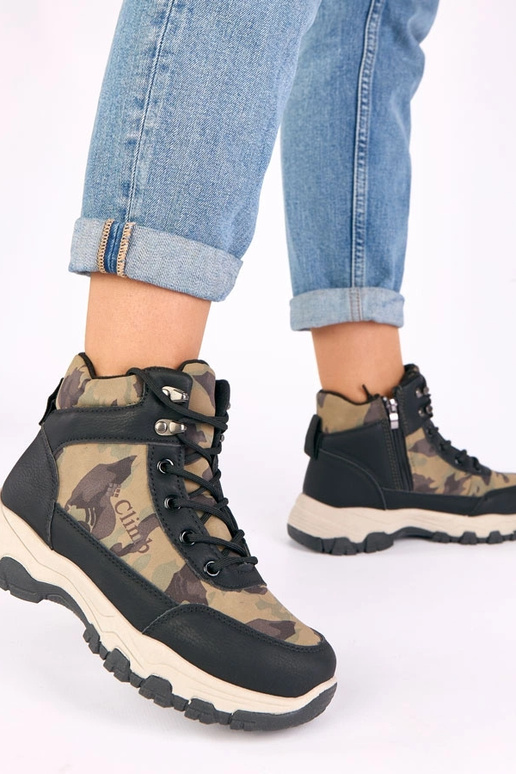 Melnas platformu zābaki ar kamuflāžas...