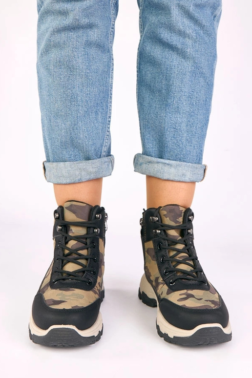 Melnas platformu zābaki ar kamuflāžas...