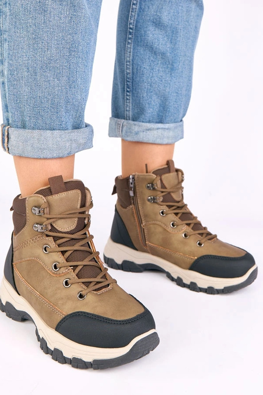 Tumši smilšu krāsas platformu zābaki...