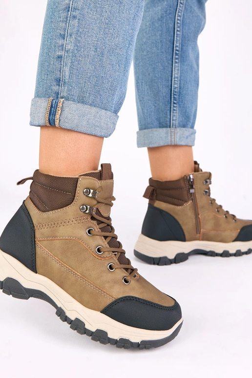 Tumši smilšu krāsas platformu zābaki...