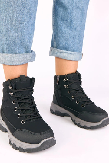 Melnas platformu zābaki Briana