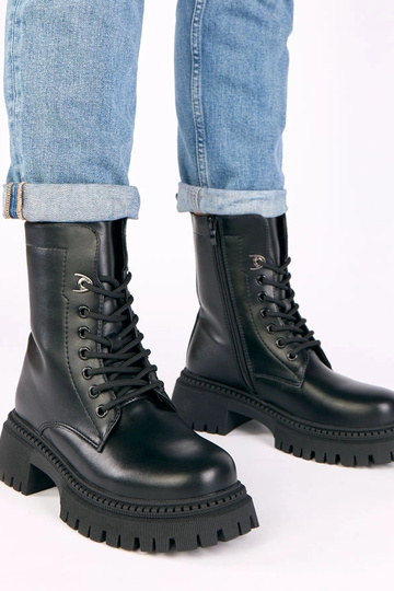 Melnas klasiskās zābaki uz...