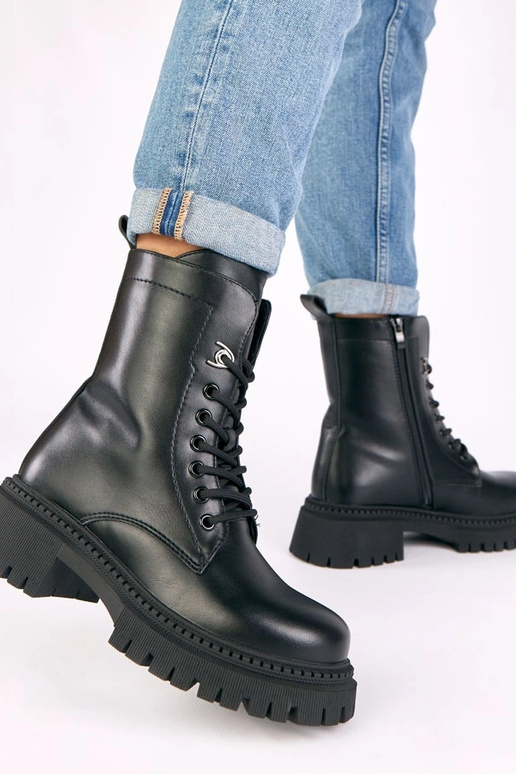 Melnas klasiskās zābaki uz platformas...