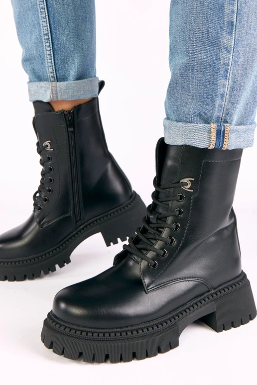 Melnas klasiskās zābaki uz platformas...