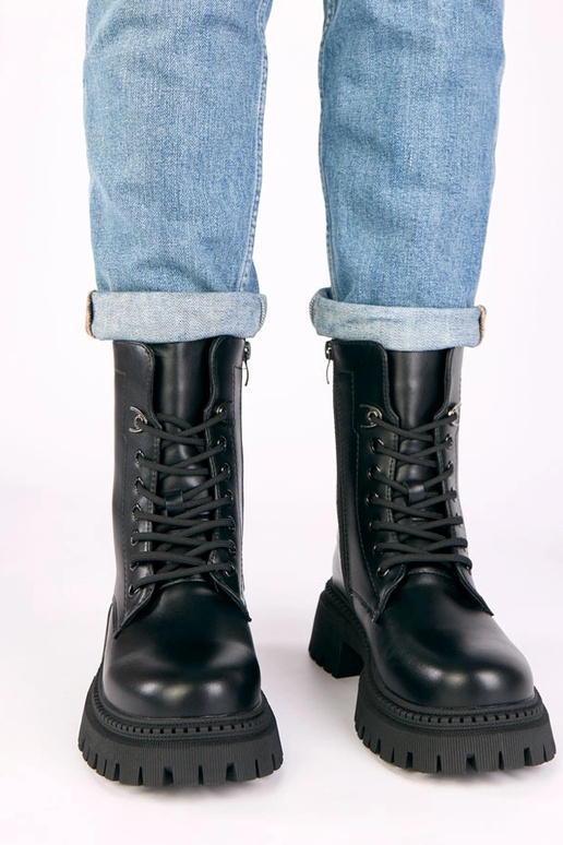 Melnas klasiskās zābaki uz platformas...