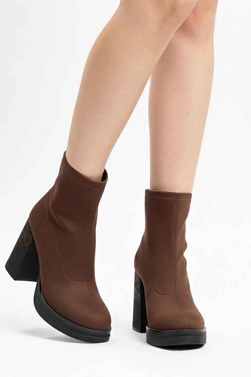 Brūnie zābaciņi ar papēdi un leopardu...