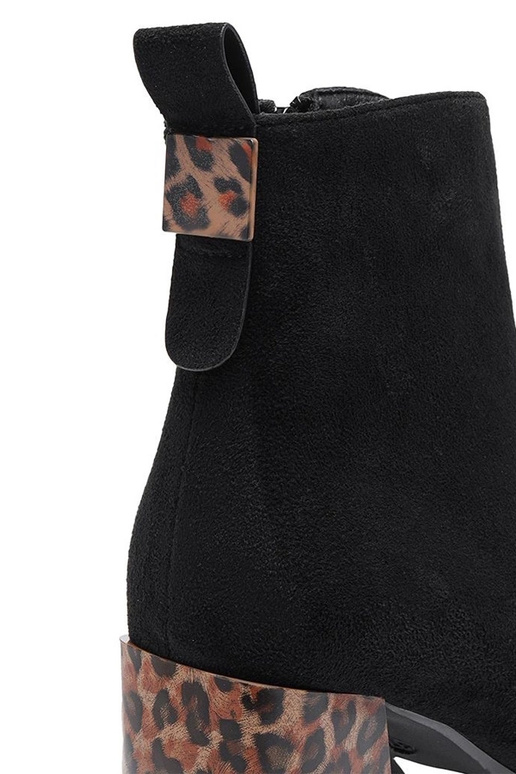 Melnās zābaciņi ar lakotu papēdi un...