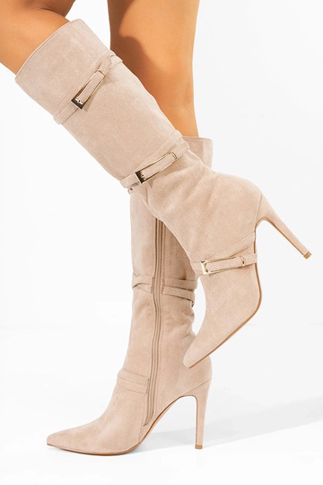 Smilšu krāsas garie zābaki...