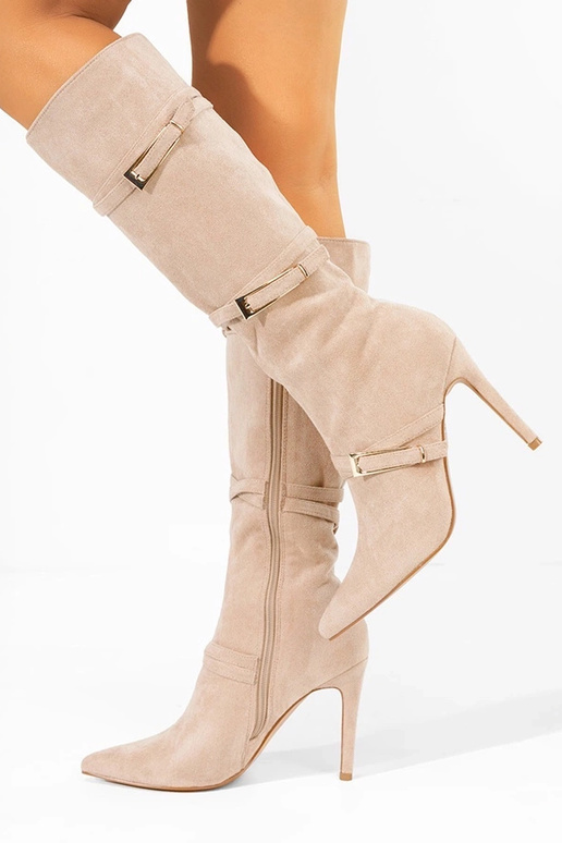 Smilšu krāsas garie zābaki uz plāna...