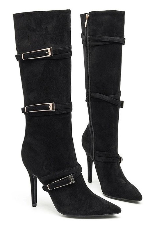 Melnās garie zābaki uz plāna papēža...