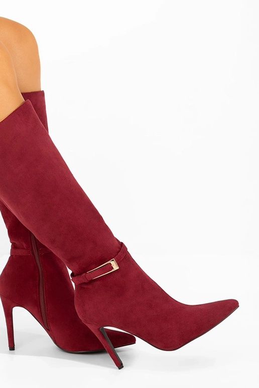 Bordo krāsas garie zābaki uz plāna...